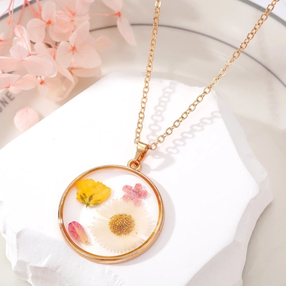 *THOMASINA* Gold x Dried Flower Resin Art Fashion Necklace